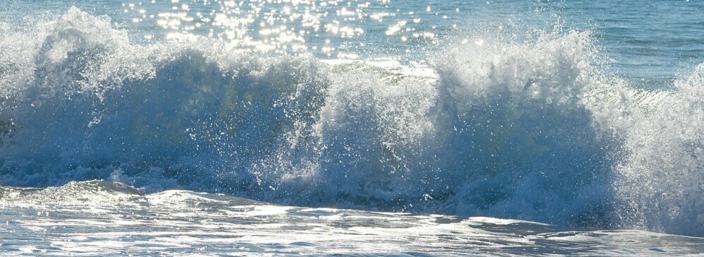ocean waves emphasizing fluctuations in current