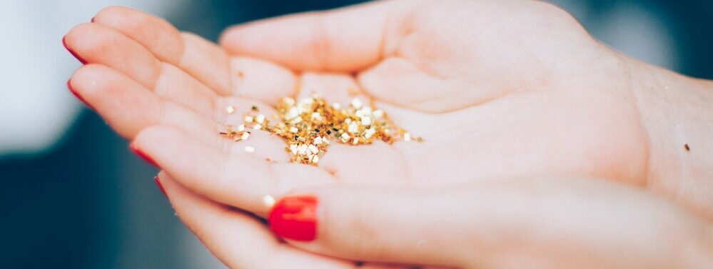 hands holding gold flecks that represent keywords